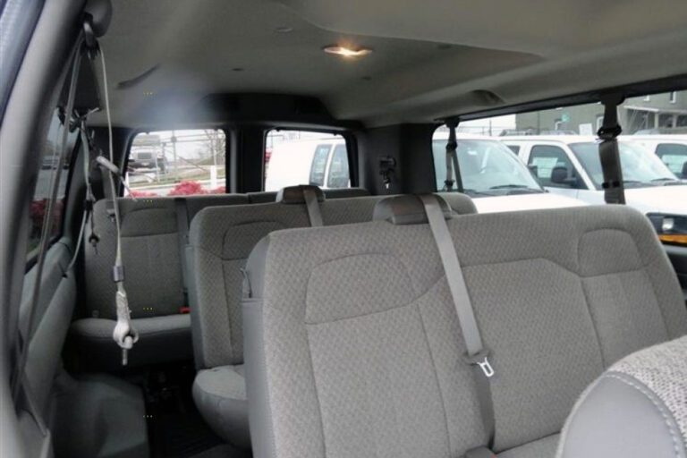interior de una express van con pasajeros