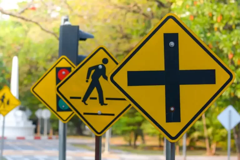 interseccion de calles con senalizacion clara