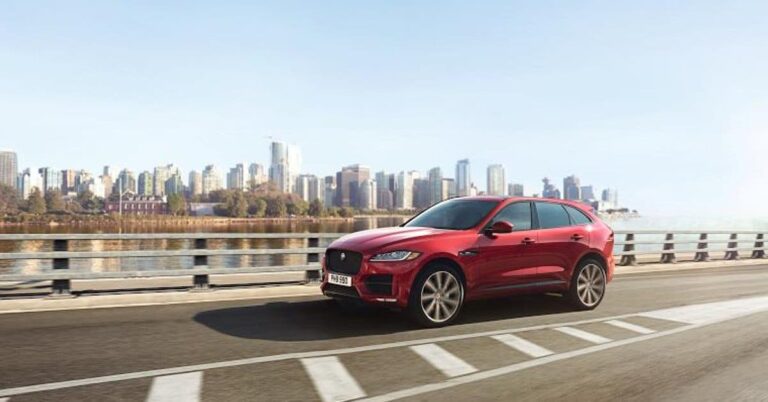 jaguar f pace en un paisaje urbano