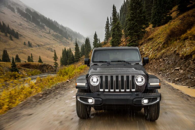 jeep wrangler unlimited en un paisaje montanoso