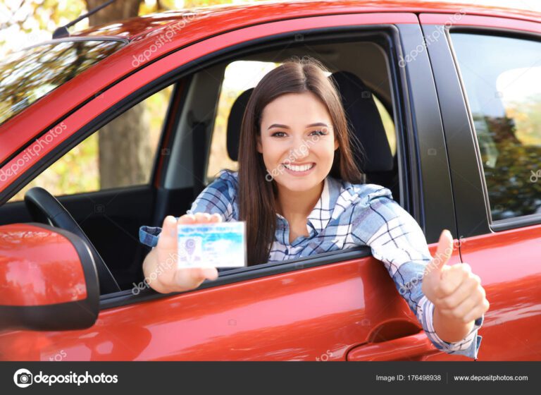 joven sosteniendo una licencia de conducir
