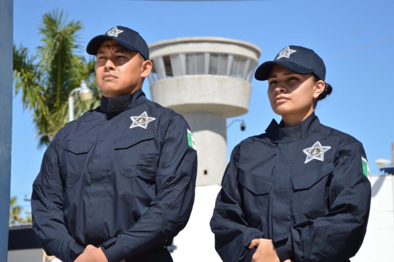 Hasta qué edad se puede ingresar a la Policía Federal en México 23 jovenes en uniforme policial de mexico