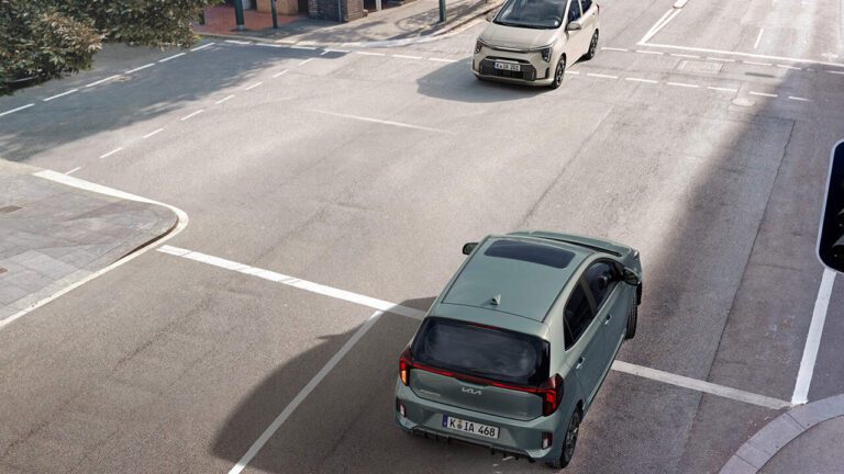 kia picanto en accion sobre carretera