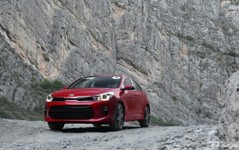 kia rio en carretera con paisajes