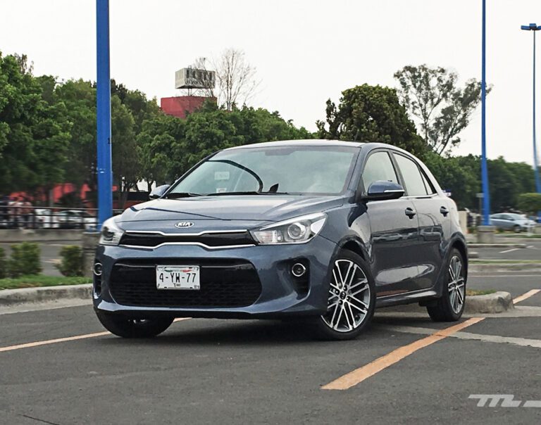 kia rio hatchback en una carretera