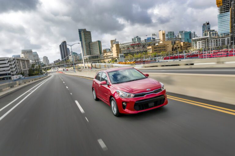 kia rio sedan en una carretera