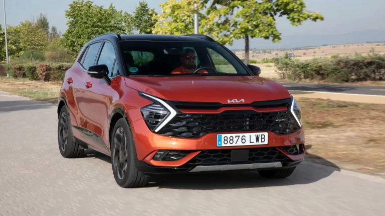 kia sportage gt line en una carretera moderna