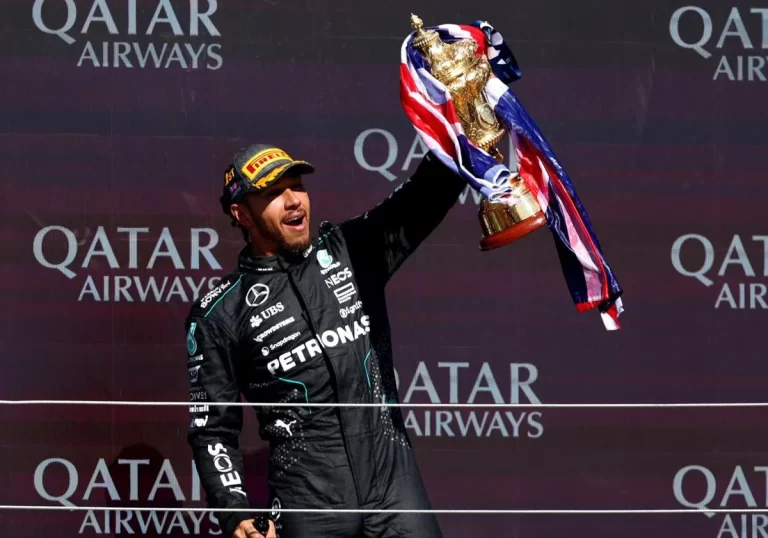Qué hizo Lewis Hamilton en el Gran Premio de Abu Dhabi 20 lewis hamilton celebrando en el podio