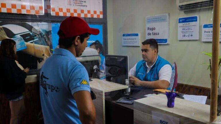 licencia de conducir siendo inspeccionada