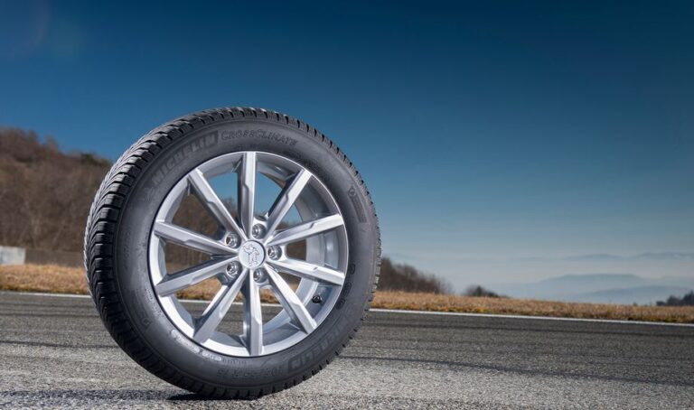 Cada cuánto tiempo se debe realizar la rotación de llantas 30 llanta girando sobre una carretera