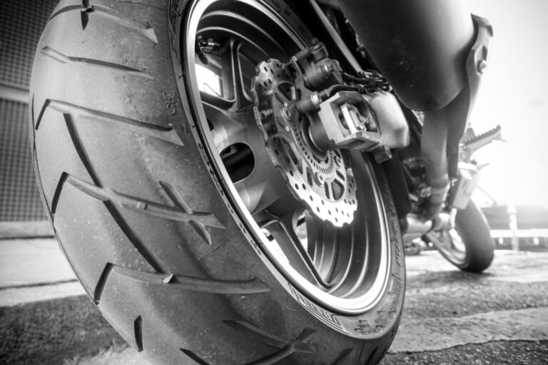 llantas de moto en primer plano
