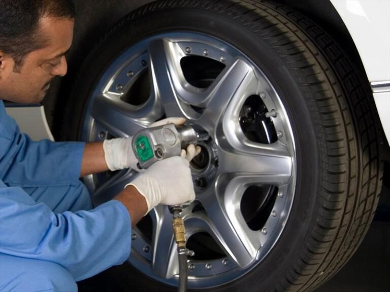 llantas nuevas instaladas en un automovil
