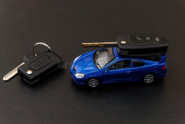 llave de auto sobre un fondo oscuro
