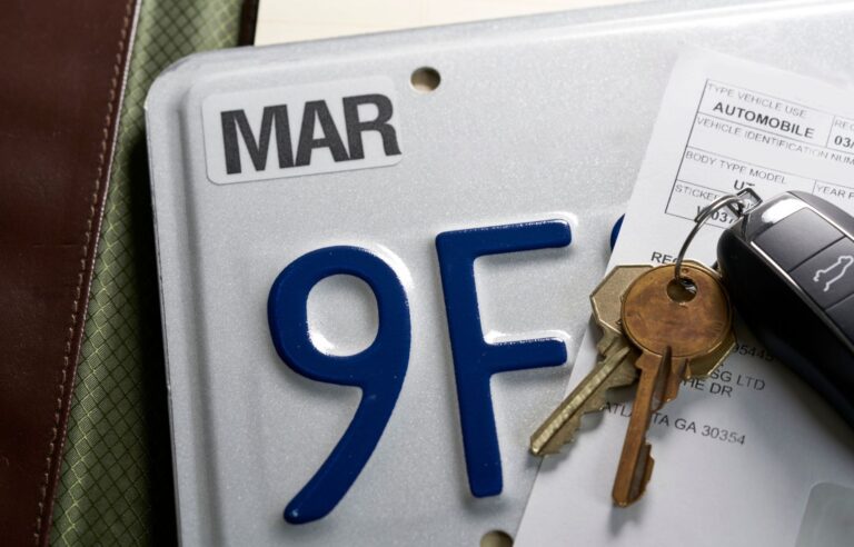 llave de auto y documentos vehiculares