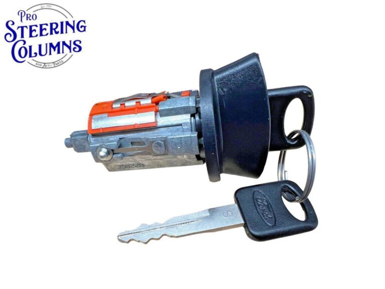 llave de coche ford sobre fondo neutro