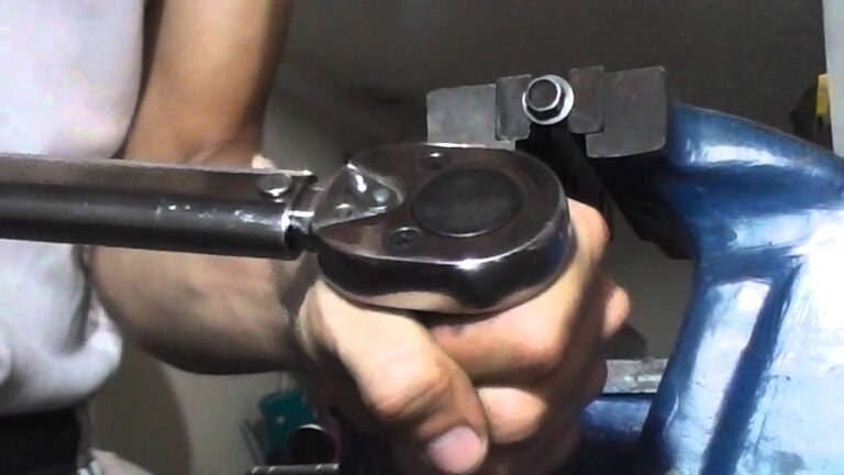 Qué significa "nm" en el contexto del torque y su importancia 27 llave de torque ajustando un perno