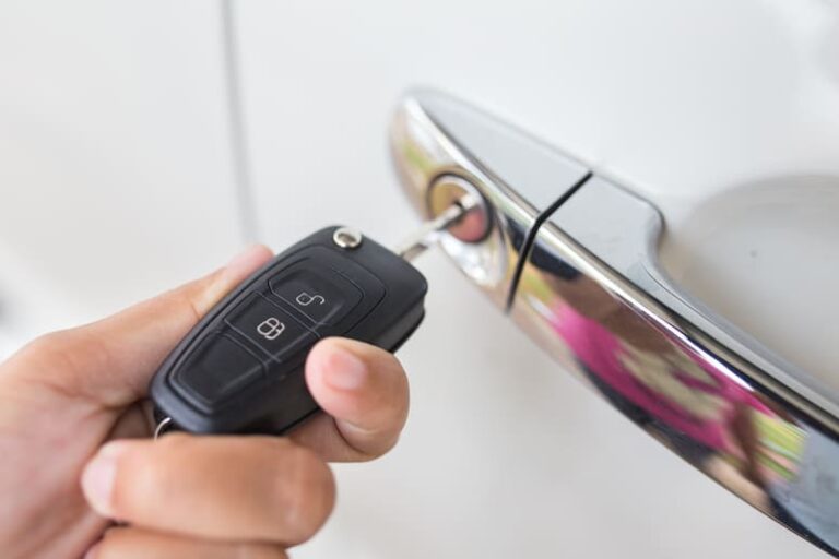 llave y cerradura de coche abierta