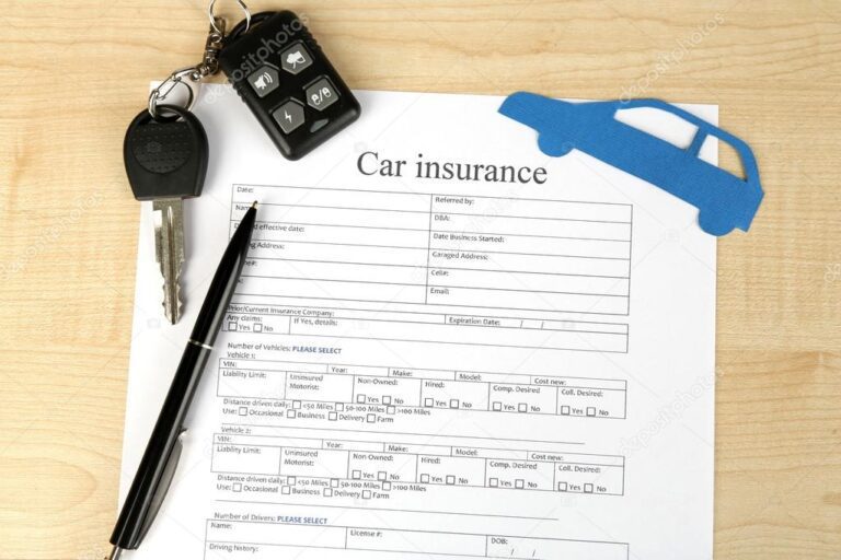 Qué hacer si perdà los papeles del auto y no soy el titular 11 llave y documento de auto sobre una mesa