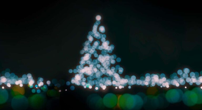 Cómo reparar luces de Navidad en serie que no encienden 2 luces de navidad brillando en la oscuridad