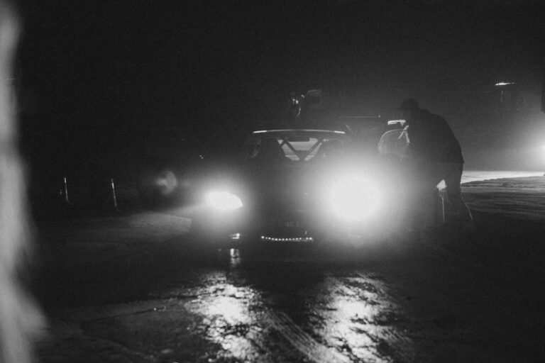 luces del auto encendidas en la oscuridad