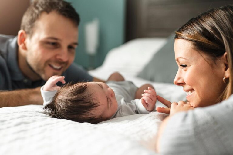 madre cuidando a su bebe en casa