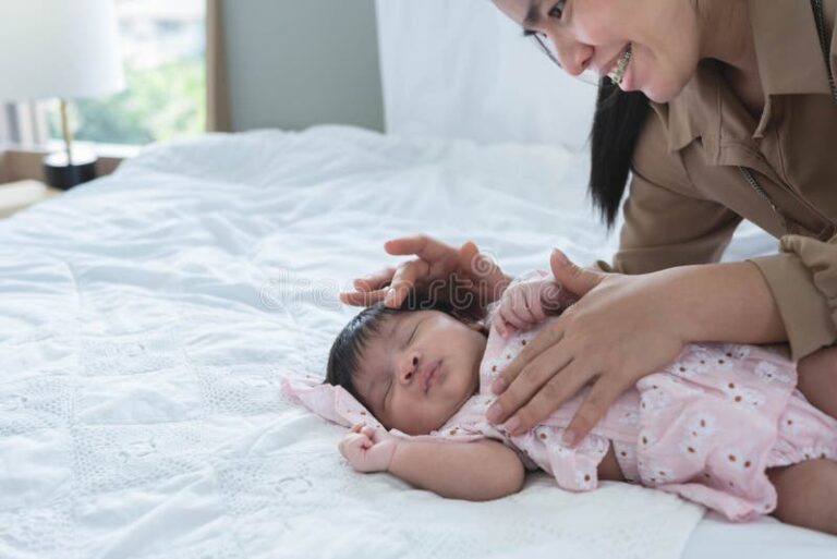 Qué establece la Ley Federal del Trabajo sobre los cuidados maternos 22 madre cuidando a su bebe felizmente