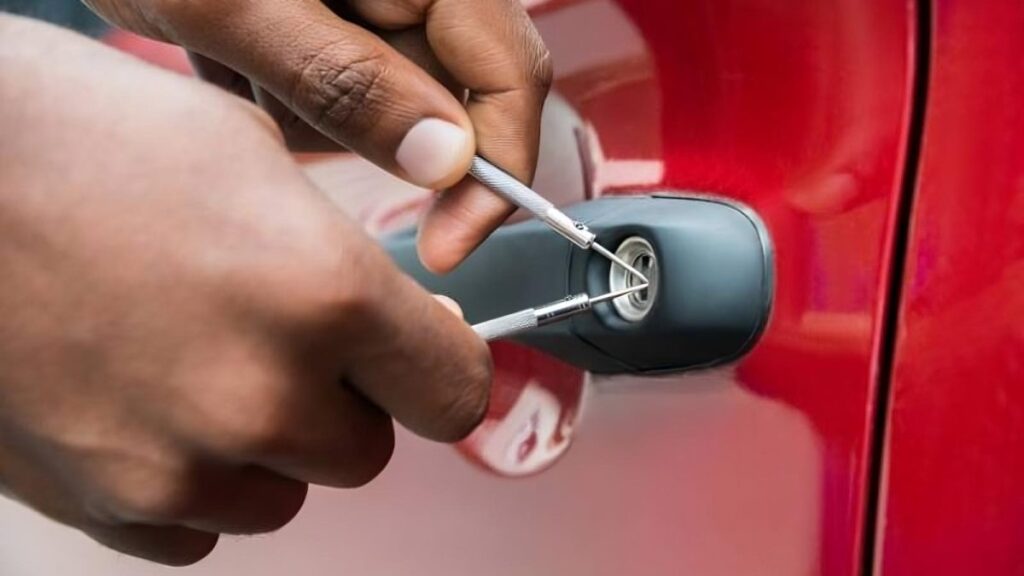 Cómo abrir una puerta de auto sin llave de manera segura y efectiva 1 manos abriendo una puerta de auto
