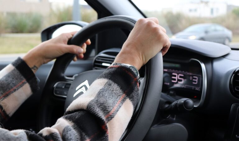 Cómo girar el volante correctamente al conducir un automóvil 22 manos en el volante de un automovil