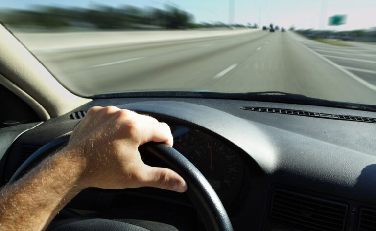 manos en el volante de un coche