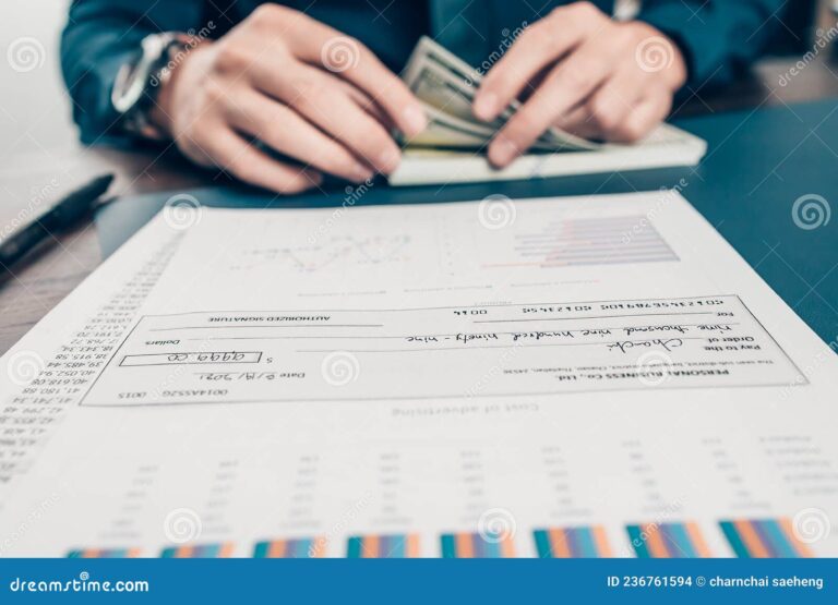 Cómo llenar un cheque del Banco Estado correctamente 18 manos escribiendo en un cheque en blanco