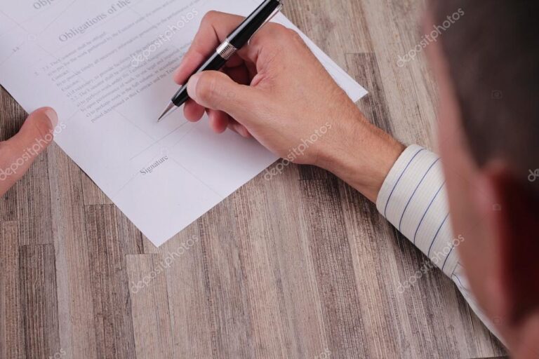 Se Puede Traspasar un Crédito Automotriz a Otra Persona Legalmente 8 manos firmando un contrato de credito