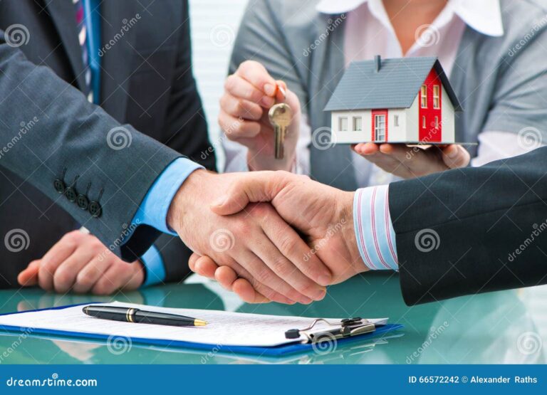 Qué implica ceder una propiedad en vida en Chile y cómo hacerlo 18 manos firmando un contrato de propiedad