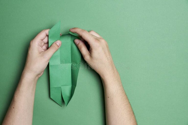 Cómo hacer figuras con una hoja de papel origami 16 manos plegando papel de origami colorido