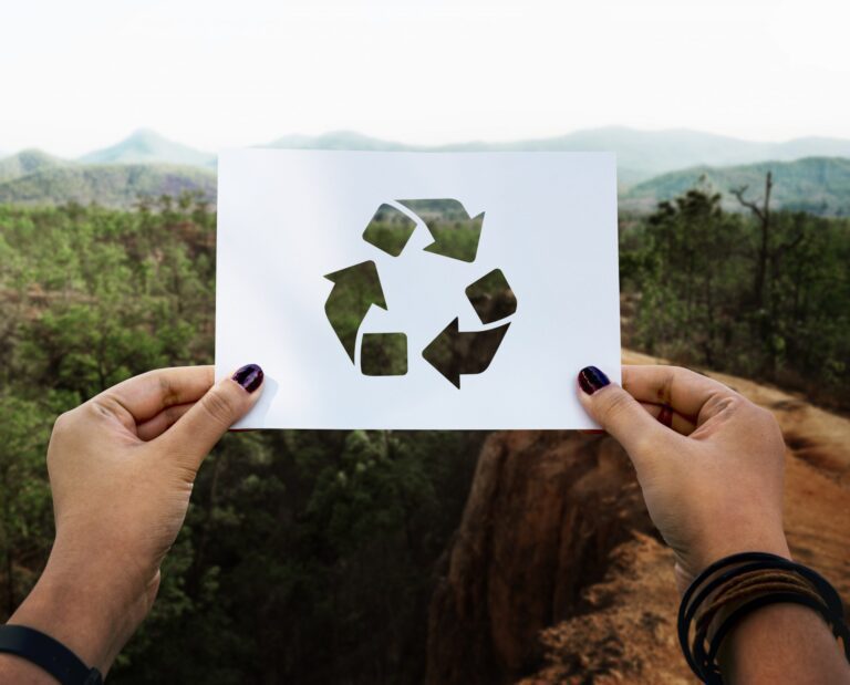 manos reciclando materiales en la naturaleza