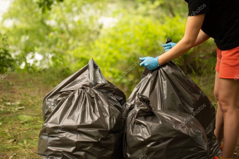 manos recogiendo basura en la naturaleza