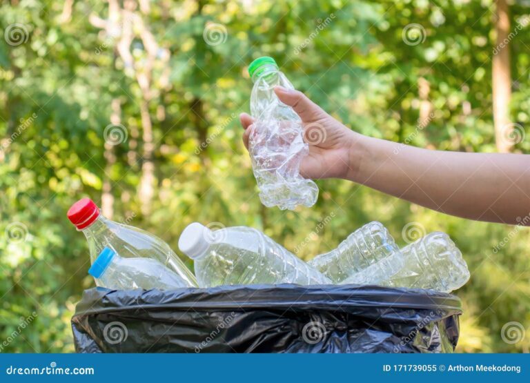 manos recolectando objetos reciclables