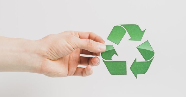 manos separando materiales reciclables