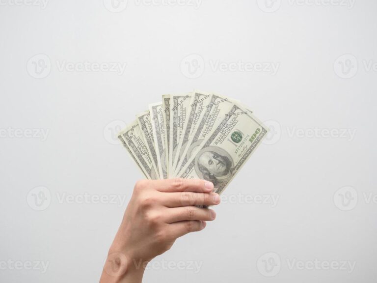 Es legal que me embarguen el sueldo sin previo aviso 24 manos sosteniendo dinero en efectivo