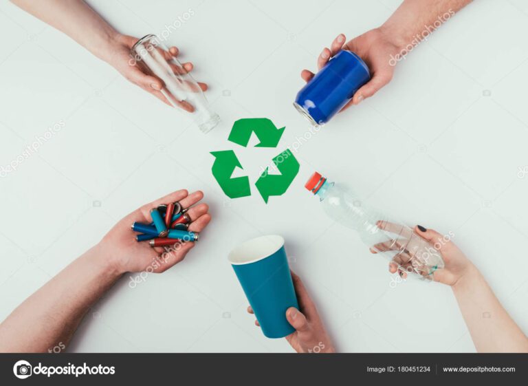 Cómo hacer un cartel efectivo sobre la importancia del reciclaje en tu comunidad 8 manos sosteniendo materiales reciclables coloridos