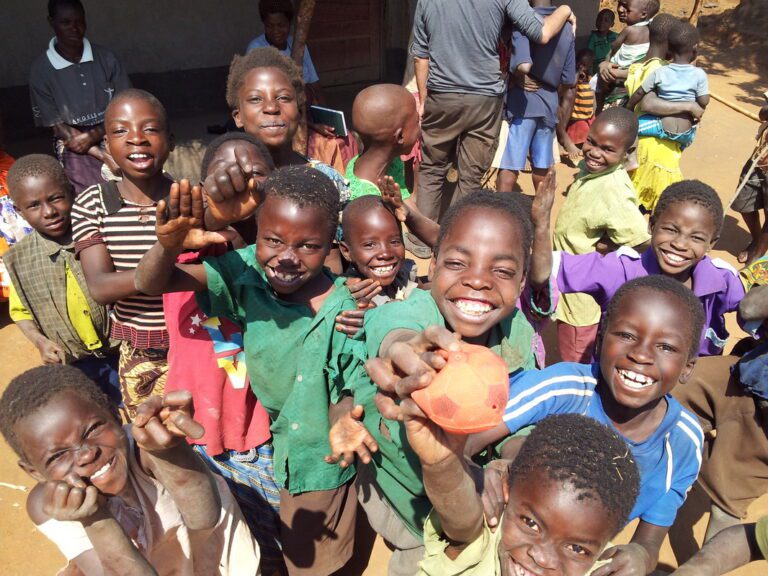 manos unidas en un proyecto comunitario