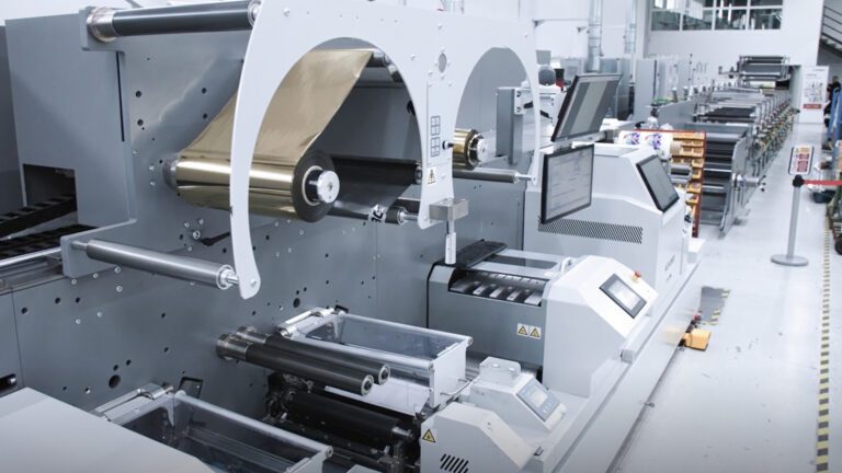 maquina flexografica en accion en fabrica