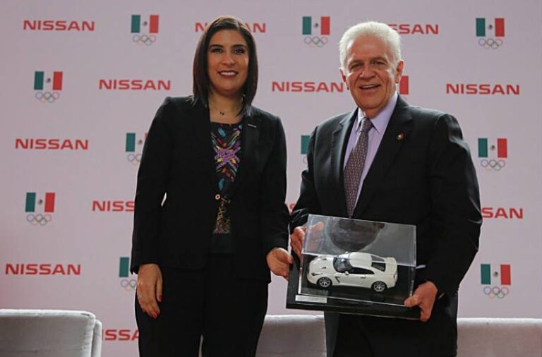 mayra gonzalez en evento automotriz