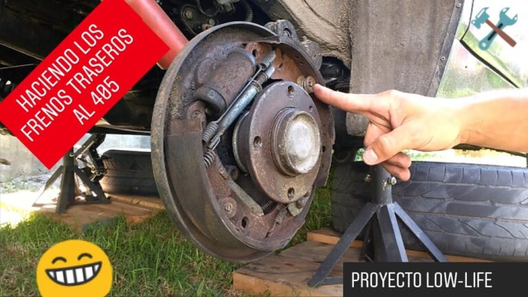 mecanico ajustando frenos traseros de auto