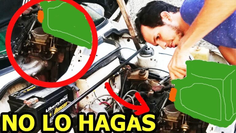 mecanico echando gasolina en carburador