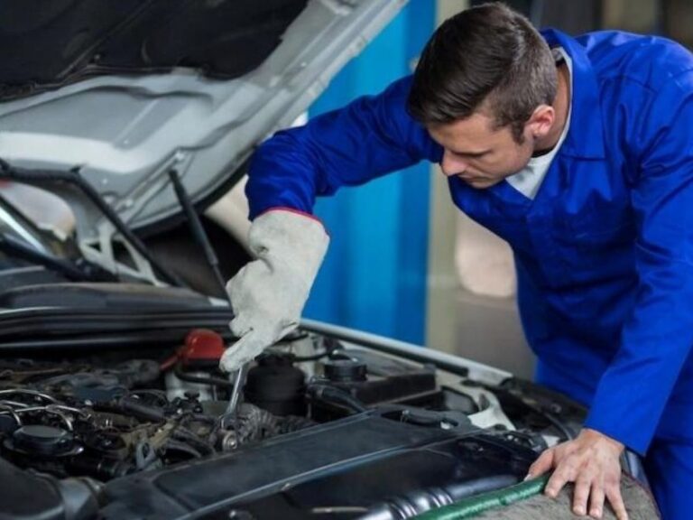 mecanico revisando motor de automovil caliente