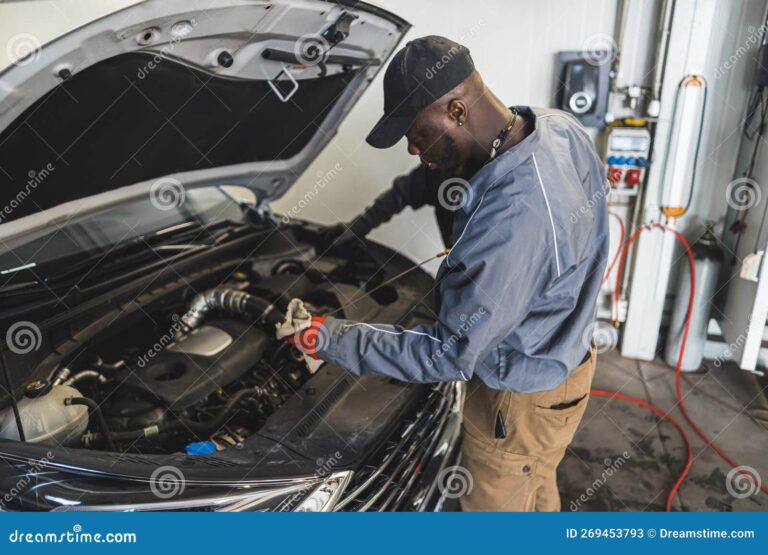 mecanico revisando un automovil en taller 1