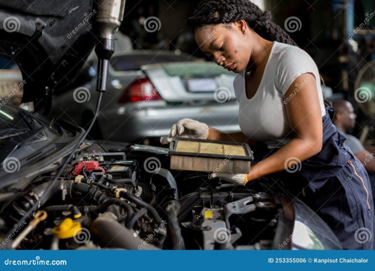 mecanico revisando un motor en taller