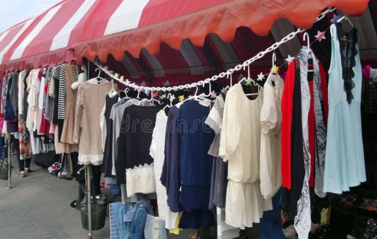 mercado al aire libre con ropa en exhibicion