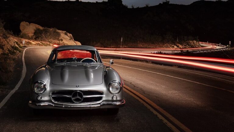 mercedes con puertas de gaviota en carretera