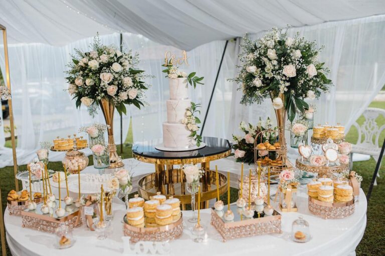 mesa decorada para boda de oro elegante